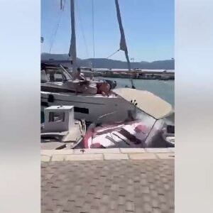 Λευκάδα: Βίντεο από τη στιγμή που το ιστιοφόρο παίρνει σβάρνα  σκάφη, κατά την είσοδό του στο λιμάνι του Καλάμου