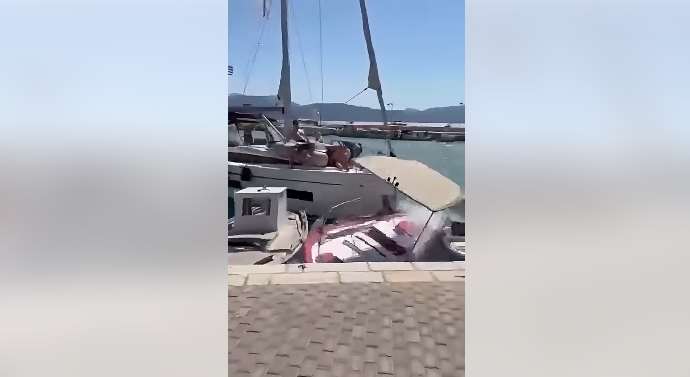 Λευκάδα: Βίντεο από τη στιγμή που το ιστιοφόρο παίρνει σβάρνα  σκάφη, κατά την είσοδό του στο λιμάνι του Καλάμου