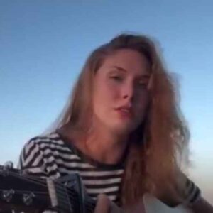 Αφροδίτη Λιάντου: Πήρε την κιθάρα της στις διακοπές και “μάγεψε” με τη φωνή της (Βίντεο)