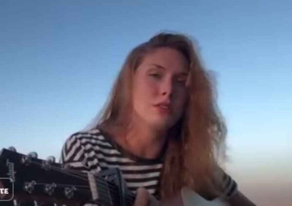 Αφροδίτη Λιάντου: Πήρε την κιθάρα της στις διακοπές και “μάγεψε” με τη φωνή της (Βίντεο)