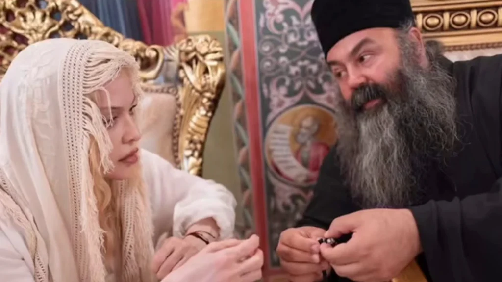 «Οι αμαρτίες μου είναι η σωτηρία μου»: Η Μαντόνα δημοσίευσε νέες φωτογραφίες από το ταξίδι της στην Ελλάδα