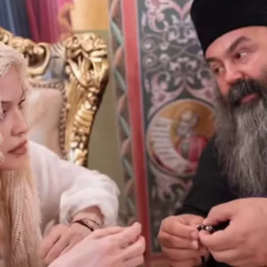 «Οι αμαρτίες μου είναι η σωτηρία μου»: Η Μαντόνα δημοσίευσε νέες φωτογραφίες από το ταξίδι της στην Ελλάδα