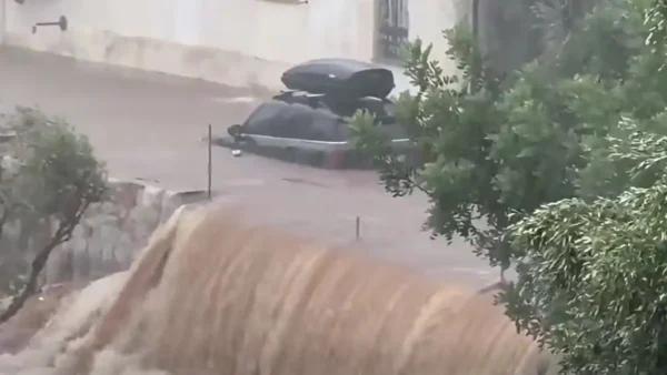 Μάνη: Πλημμύρισαν σπίτια και δρόμοι μετά από σφοδρή νεροποντή – Γυναίκα χτυπήθηκε από κεραυνό στο Οίτυλο (βίντεο)
