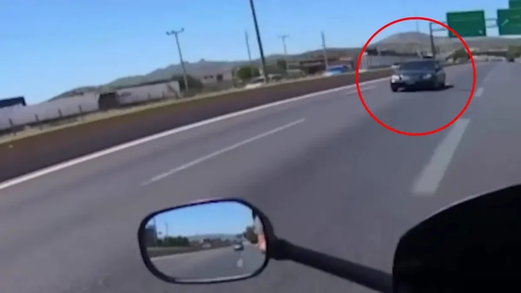 Ταυτοποιήθηκε η 82χρονη οδηγός της Mercedes που κινούνταν ανάποδα στην Αθηνών-Κορίνθου – «Ήθελα να στρίψω στο φανάρι και έκανα λάθος», είπε (βίντεο)