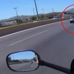 Ταυτοποιήθηκε η 82χρονη οδηγός της Mercedes που κινούνταν ανάποδα στην Αθηνών-Κορίνθου – «Ήθελα να στρίψω στο φανάρι και έκανα λάθος», είπε (βίντεο)