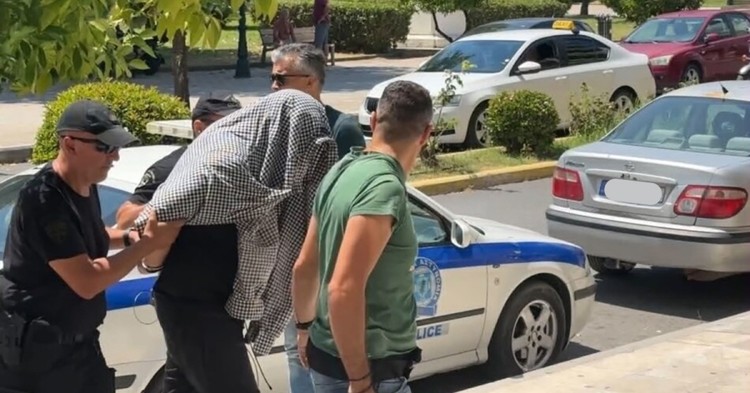 Μυστράς: «Δεν το έκανε για τα χρήματα, ήταν συναισθηματικοί οι λόγοι», λέει ο δικηγόρος του 55χρονου που έκρυβε σε καταψύκτη τη σορό του πατέρα του (βίντεο)