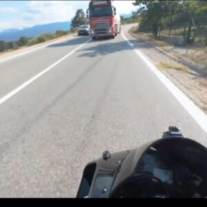 Ταυτοποιήθηκε ο οδηγός του βυτιοφόρου που έκανε επικίνδυνη προσπέραση σε τυφλό σημείο στη Λίμνη Πλαστήρα και λίγο έλειψε να συγκρουστεί με μοτοσικλετιστή