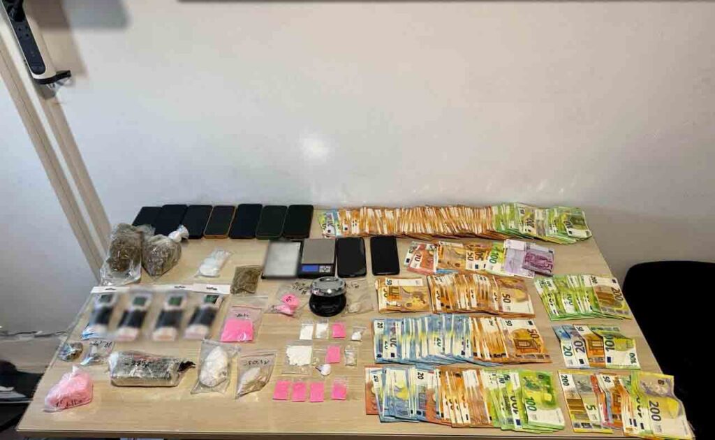 Επιχείρηση της ΕΛΑΣ στη Μύκονο: Έπιασαν κύκλωμα ναρκωτικών με ροζ κοκαΐνη, ecstasy και χιλιάδες ευρώ κέρδη – 10 συλλήψεις ανάμεσα τους και ο αρχηγός – Βίντεο από την έφοδο