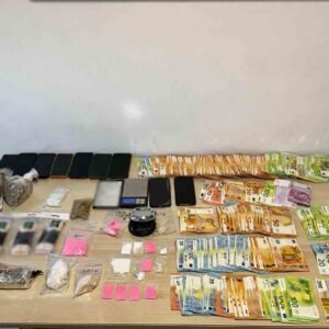 Επιχείρηση της ΕΛΑΣ στη Μύκονο: Έπιασαν κύκλωμα ναρκωτικών με ροζ κοκαΐνη, ecstasy και χιλιάδες ευρώ κέρδη – 10 συλλήψεις ανάμεσα τους και ο αρχηγός – Βίντεο από την έφοδο