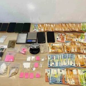 Επιχείρηση της ΕΛΑΣ στη Μύκονο: Έπιασαν κύκλωμα ναρκωτικών με ροζ κοκαΐνη, ecstasy και χιλιάδες ευρώ κέρδη – 10 συλλήψεις ανάμεσα τους και ο αρχηγός – Βίντεο από την έφοδο