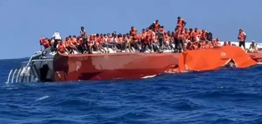 Ανατριχιαστικά βίντεο από το εσωτερικό του πλοίου που ναυάγησε στην Κερύνεια – Τουλάχιστον 8 νεκροί και 18 αγνοούμενοι – «Δεν μας έδωσαν σωσίβια», καταγγέλλουν διασωθέντες