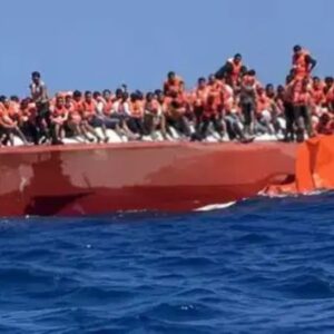 Ανατριχιαστικά βίντεο από το εσωτερικό του πλοίου που ναυάγησε στην Κερύνεια – Τουλάχιστον 8 νεκροί και 18 αγνοούμενοι – «Δεν μας έδωσαν σωσίβια», καταγγέλλουν διασωθέντες