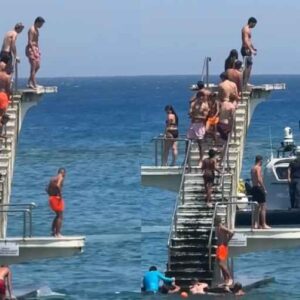 Βίντεο από τη στιγμή που το Λιμενικό απομακρύνει λουόμενους από σφραγισμένο λόγω προβλημάτων στατικότητας τραμπολίνο σε παραλία της Ρόδου