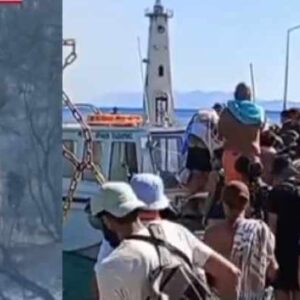 Φωτιά  στη Σαλαμίνα: Νεκρό ζευγάρι ηλικιωμένων, οκτώ άτομα με εγκαύματα, κάηκαν σπίτια – Χωρίς  ενεργό μέτωπο η πυρκαγιά – Απεγκλωβίστηκαν δια θαλάσσης πάνω από 500 άτομα (βίντεο)