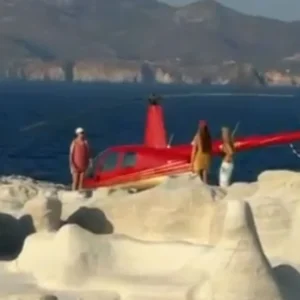 Μήλος- Απίστευτο: Ελικόπτερο προσγειώθηκε στο Σαρακήνικο για να κάνουν μπάνιο οι επιβάτες του – Βίντεο
