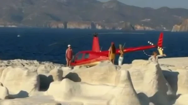 Μήλος- Απίστευτο: Ελικόπτερο προσγειώθηκε στο Σαρακήνικο για να κάνουν μπάνιο οι επιβάτες του – Βίντεο