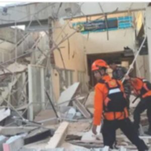 Μεγάλος σεισμός 7,7 Ρίχτερ στην Ινδονησία – Τουλάχιστον 20 νεκροί, κατέρρευσαν κτίρια, αγωνία και έρευνες για τους εγκλωβισμένους (βίντεο)