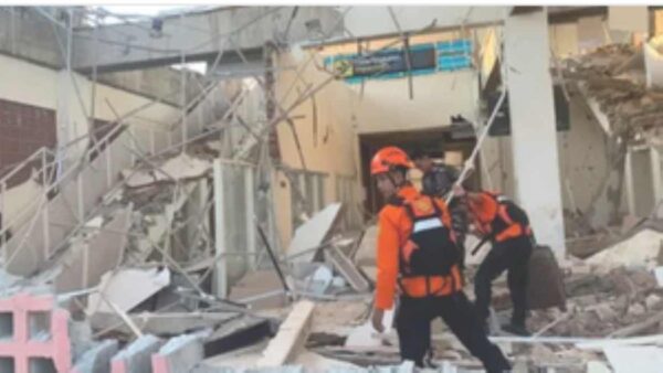 Μεγάλος σεισμός 7,7 Ρίχτερ στην Ινδονησία – Τουλάχιστον 20 νεκροί, κατέρρευσαν κτίρια, αγωνία και έρευνες για τους εγκλωβισμένους (βίντεο)
