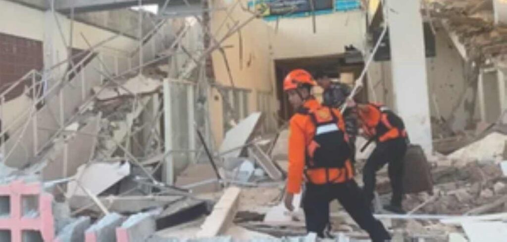 Μεγάλος σεισμός 7,7 Ρίχτερ στην Ινδονησία – Τουλάχιστον 20 νεκροί, κατέρρευσαν κτίρια, αγωνία και έρευνες για τους εγκλωβισμένους (βίντεο)