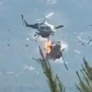 Σύγκρουση ελικοπτέρων που επιχειρούσαν στη φωτιά της Ψάθας: Στο 251 μεταφέρονται οι δύο διασωθέντες από το ένα πλήρωμα, χωρίς τις αισθήσεις τους οι χειριστές από το δεύτερο – Βίντεο – ντοκουμέντο
