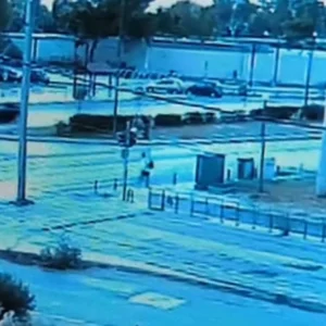 Βίντεο ντοκουμέντο από το τροχαίο στη Βούλα – Η στιγμή που το ταξί κάνει αναστροφή και πέφτει πάνω του η μηχανή