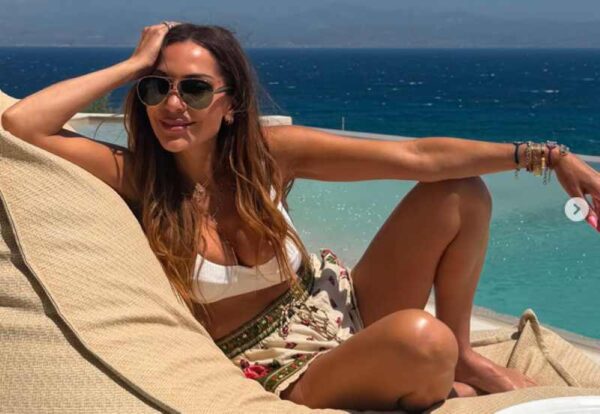 Δέσποινα Βανδή : Στιγμιότυπα από τις διακοπές της – Το παθιασμένο  φιλί με τον Μπισμπίκη και οι φωτογραφίες με τα παιδιά της
