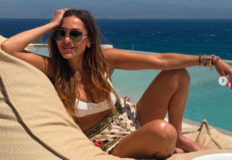 Δέσποινα Βανδή : Στιγμιότυπα από τις διακοπές της – Το παθιασμένο  φιλί με τον Μπισμπίκη και οι φωτογραφίες με τα παιδιά της