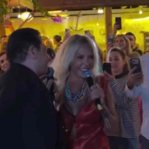 Λευτέρης Πανταζής – Άννα Βίσση:  Ξεσήκωσαν τον κόσμο σε μαγαζί στους Αρκιούς: «Φωτιά στα κόκκινα και εγώ ο πυροσβέστης» – Βίντεο
