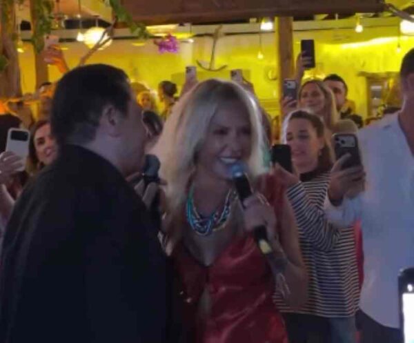 Λευτέρης Πανταζής – Άννα Βίσση:  Ξεσήκωσαν τον κόσμο σε μαγαζί στους Αρκιούς: «Φωτιά στα κόκκινα και εγώ ο πυροσβέστης» – Βίντεο