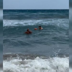 Χανιά: Συγκλονιστικό βίντεο με τη διάσωση γυναίκας σε παραλία – Η μάχη του ναυαγοσώστη με τα μεγάλα κύματα