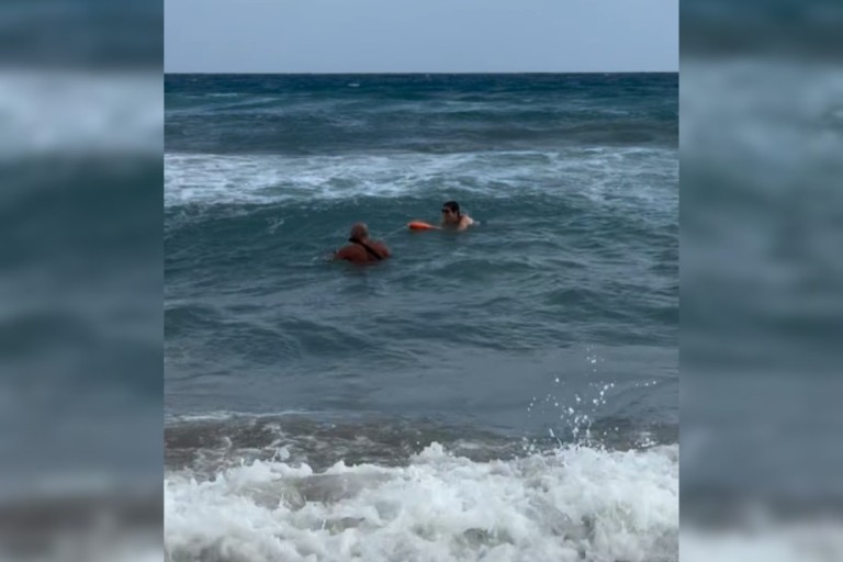 Χανιά: Συγκλονιστικό βίντεο με τη διάσωση γυναίκας σε παραλία – Η μάχη του ναυαγοσώστη με τα μεγάλα κύματα