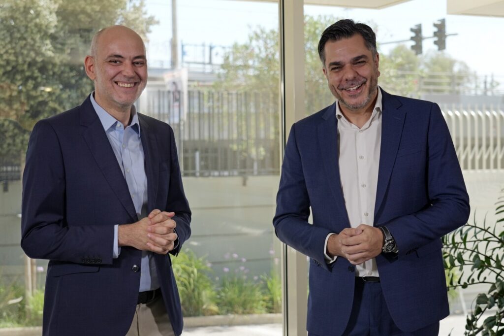 «Στον Εξώστη» με τους Αντώνη Αντζολέτο και Γιάννη Καντέλη – Έρχεται στον ΣΚΑΪ 100,3