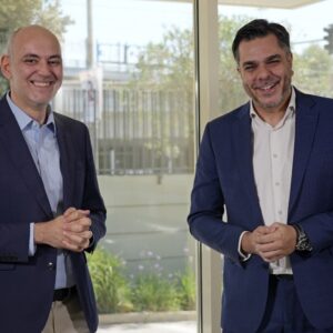 «Στον Εξώστη» με τους Αντώνη Αντζολέτο και Γιάννη Καντέλη – Έρχεται στον ΣΚΑΪ 100,3