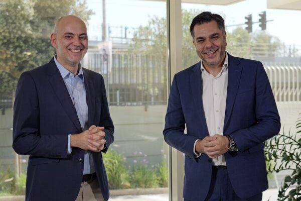 «Στον Εξώστη» με τους Αντώνη Αντζολέτο και Γιάννη Καντέλη – Έρχεται στον ΣΚΑΪ 100,3