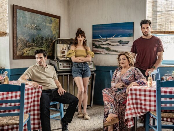 «Δύο Μαύρα Πουκάμισα» & «Κάμπινγκ»: Δύο μεγάλες πρεμιέρες μυθοπλασίας έρχονται στο  MEGA