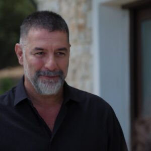 MEGA – «Δύο μαύρα πουκάμισα»: Ο έρωτας ανάμεσα στον Μανούσο και τη Μαρκέλλα δεν μπορεί πια να κρυφτεί – Δευτέρα 28 με Τετάρτη 30 Σεπτεμβρίου – Τρέϊλερ