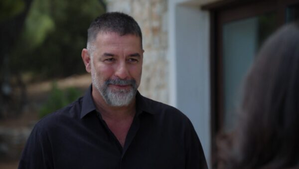 MEGA – «Δύο μαύρα πουκάμισα»: Ο έρωτας ανάμεσα στον Μανούσο και τη Μαρκέλλα δεν μπορεί πια να κρυφτεί – Δευτέρα 28 με Τετάρτη 30 Σεπτεμβρίου – Τρέϊλερ
