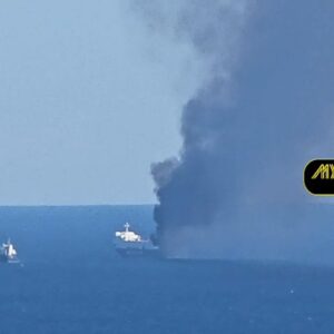 Φωτιά σε οχηματαγωγό βόρεια της Μυκόνου – Εκκενώθηκε το πλοίο , καλά στην υγεία τους οι 29 επιβαίνοντες, μεταφέρονται στην Τήνο – Βίντεο