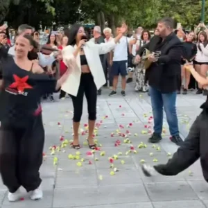 Βίντεο: Η Αναστασία τραγούδησε στο Σύνταγμα, της πετούσαν γαρύφαλλα στην πλατεία – Δείτε βίντεο
