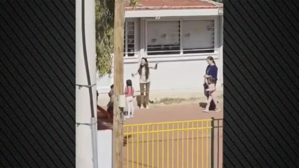 Σε έξαλλη κατάσταση διευθύντρια σε νηπιαγωγείο στα Άνω Λιόσια φωνάζει στα παιδάκια: «Έτσι και χαλάσετε πράγμα, σας έφαγα»  – Αποφασίστηκε η μετακίνησή της (Βίντεο)