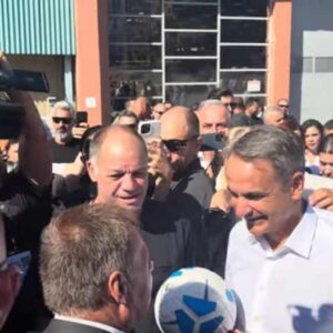 Επικός διάλογος Μητσοτάκη με τον πρόεδρο του «Απόλλωνα Καλαμαριάς» – «Λένε για το ποδαρικό σας, μας ανεβάσατε κατηγορία» (Βίντεο)