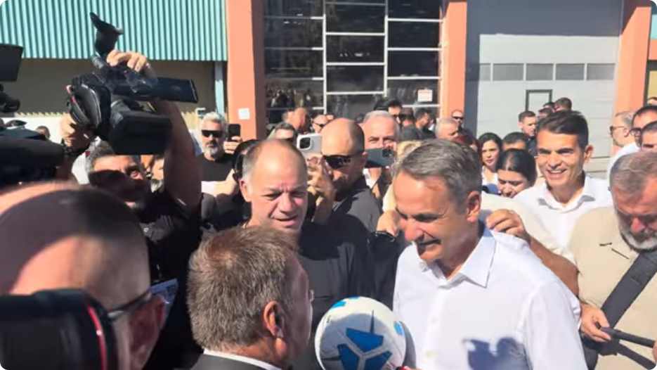 Επικός διάλογος Μητσοτάκη με τον πρόεδρο του «Απόλλωνα Καλαμαριάς» – «Λένε για το ποδαρικό σας, μας ανεβάσατε κατηγορία» (Βίντεο)