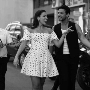 Άρις Πετράκης – Λίνα Αλατζίδου: Το promo video για το «Έτσι Απλά Pagrati» που μας ταξιδεύει σε μια άλλη εποχή διασκέδασης