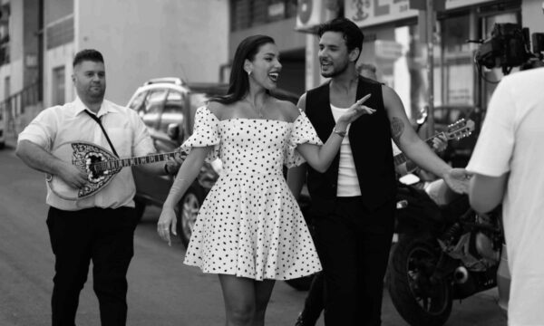 Άρις Πετράκης – Λίνα Αλατζίδου: Το promo video για το «Έτσι Απλά Pagrati» που μας ταξιδεύει σε μια άλλη εποχή διασκέδασης