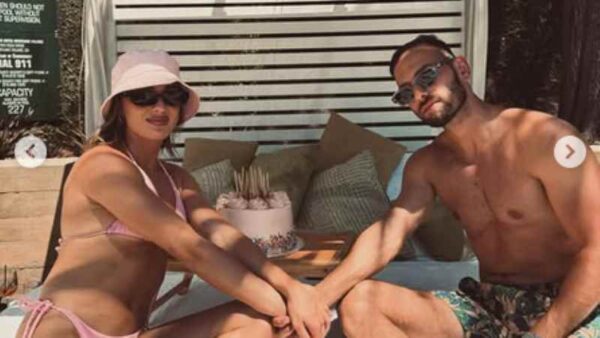 Κατερίνα Δαλάκα – Θέμης Αμβροσιάδης: Αγκαλιές και φιλιά στη Μύκονο – Βίντεο