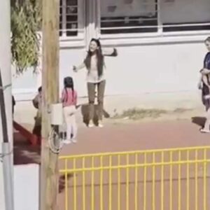 Άνω Λιόσια: Ρομά γονέας έδειρε τη διευθύντρια του νηπιαγωγείου που φώναζε στα παιδάκια – Η στιγμή του ξυλοδαρμού σε βίντεο – Τι υποστηρίζει η ίδια