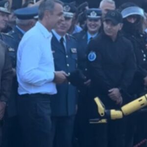 Εντυπωσιακή επίδειξη της ΕΚΑΜ στη ΔΕΘ:  Σκύλος-ρομπότ σπάει την πόρτα και προειδοποιεί ένοπλο δράστη (βίντεο)