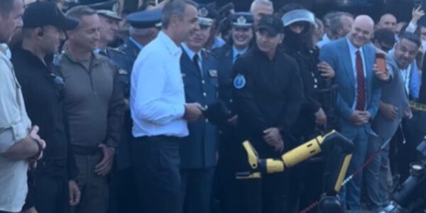 Εντυπωσιακή επίδειξη της ΕΚΑΜ στη ΔΕΘ:  Σκύλος-ρομπότ σπάει την πόρτα και προειδοποιεί ένοπλο δράστη (βίντεο)