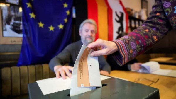 Γερμανία: Πρωτιά για το ακροδεξιό AfD στο Μεκλεμβούργο, «βυθίζεται» το κόμμα του Μερτς στο 5,5% – Η Αριστερά επικρατεί στο Βερολίνο