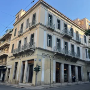 Πάνω από τα γραφεία των εκδόσεων Λιβάνη το στρατηγείο του Αντώνη Σαμαρά – Τα πρώτα ονόματα